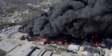 В США произошел масштабный пожар на заводе по переработке пластика: видео