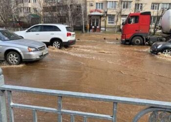 В Киеве крупный прорыв труб вызвал потоп на Броварском проспекте