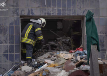 Под завалами в Славянске ищут четырех человек