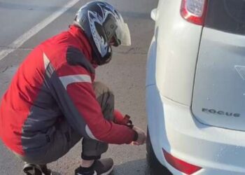 Курьер Glovo спустил колеса водителю, но компания отказалась отвечать