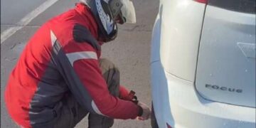 Курьер Glovo спустил колеса водителю, но компания отказалась отвечать