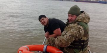 На Дунаї через вітер перекинувся човен: Ізмаїльські прикордонники  врятували хлопця