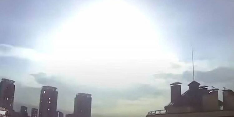 Що це було? Українці обговорюють вчорашній спалах над Києвом