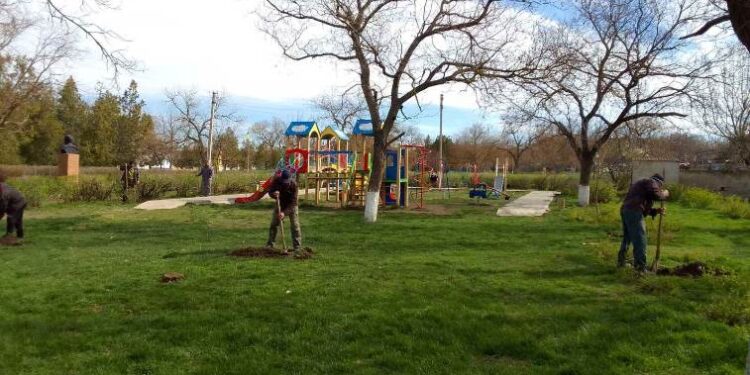 У Арцизькій громаді масово висаджують квіти та молоді садженці дерев