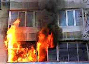 В Ізмаїлі під час пожежі виявили труп пенсіонера: з палаючого будинку евакуювали 18 осіб