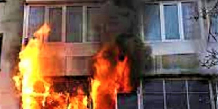В Ізмаїлі під час пожежі виявили труп пенсіонера: з палаючого будинку евакуювали 18 осіб