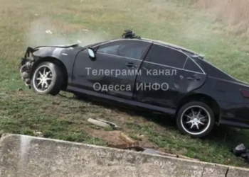 В Одеській області легковик злетів з мосту