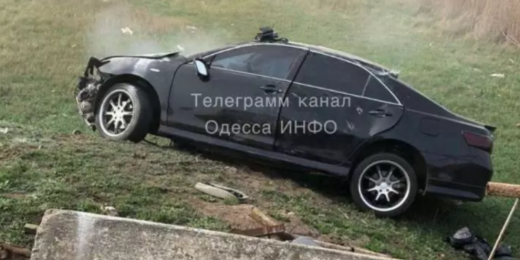 В Одеській області легковик злетів з мосту