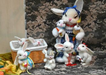 Зайці-переселенці та писанки на камуфляжному тлі: одеситки власноруч створили «Великодню інсталяцію»