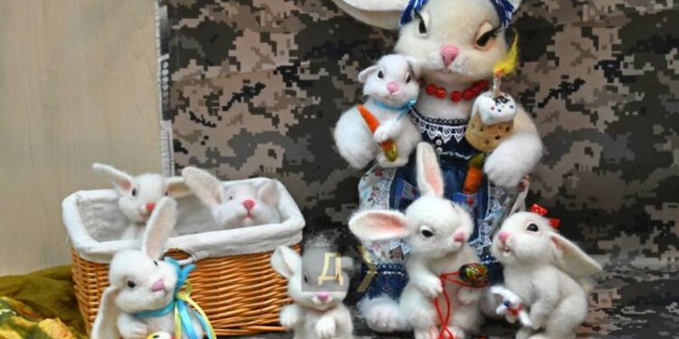 Зайці-переселенці та писанки на камуфляжному тлі: одеситки власноруч створили «Великодню інсталяцію»