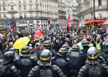 Во Франции проходят массовые протесты против пенсионной реформы – СМИ