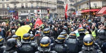 Во Франции проходят массовые протесты против пенсионной реформы – СМИ