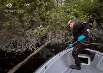 Перебувало на поверхні води — у Києві рятувальники дістали з води тіло людини  | Кримінальні новини