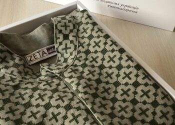 Залужному подарували відтворену вишиванку Бандери у стилі military