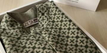 Залужному подарували відтворену вишиванку Бандери у стилі military