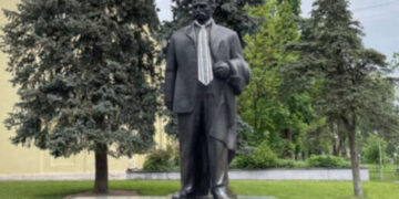 Бандеру и Франко в Дрогобыче одели ко Дню вышиванки (фото)