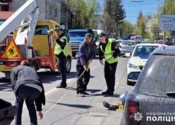 В Хмельницком водитель на переходе сбил трех человек: погиб военный