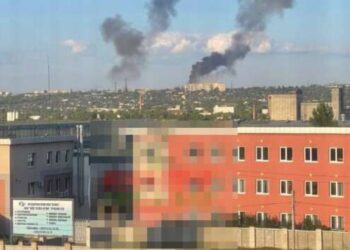 В оккупированном Луганске в районе завода прогремело два взрыва: видео