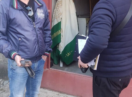 Викрав величезну парасолю з-під кафе для того, щоб ії не вкрали інші — версія житомирського злодія. ФОТО | Кримінальні новини