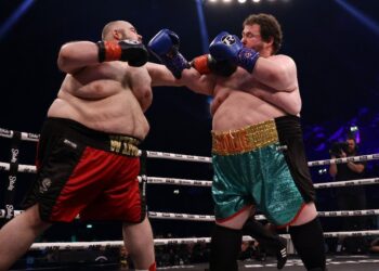 350 кг на двоих. Бой нереально толстых боксеров взорвал легендарный «Уэмбли»