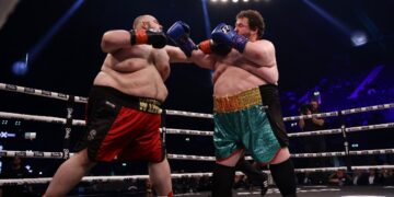 350 кг на двоих. Бой нереально толстых боксеров взорвал легендарный «Уэмбли»