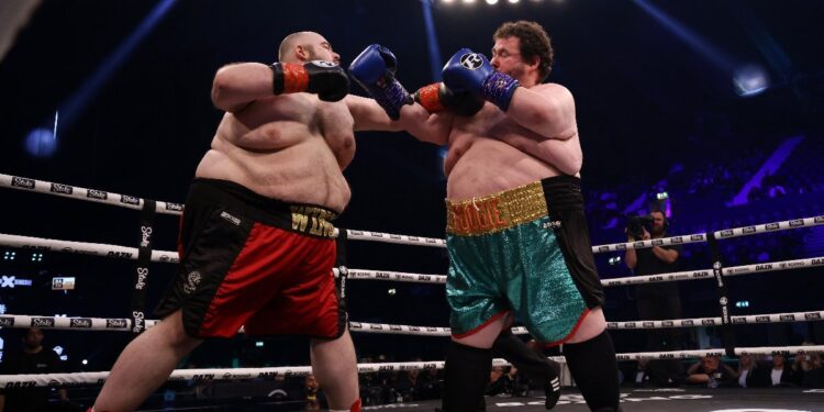 350 кг на двоих. Бой нереально толстых боксеров взорвал легендарный «Уэмбли»