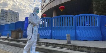 Министерство США назвало возможной причиной пандемии COVID-19 утечку из лаборатории