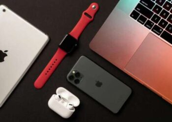 Золотые часы и пластиковый iPhone: названы самые провальные гаджеты Apple