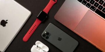 Золотые часы и пластиковый iPhone: названы самые провальные гаджеты Apple