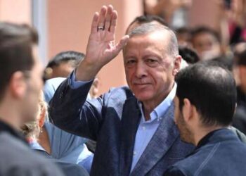 Эрдоган раздавал деньги детям на избирательном участке: видео