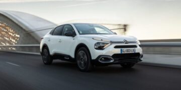 Нові електромобілі Citroen e-С4 і e-С4 X отримали більшу потужність та запас ходу — Автоновини