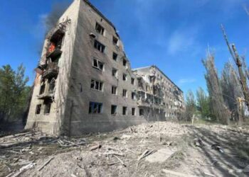 Россияне обстреляли жилые дома в Авдеевке: под завалами остаются люди