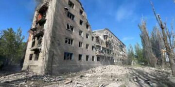 Россияне обстреляли жилые дома в Авдеевке: под завалами остаются люди