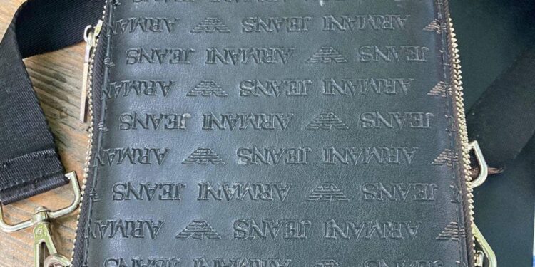 В Ужгороді поліцейські затримали злодіїв, які зухвало обікрали автомобіль «BMW». ФОТО | Кримінальні новини