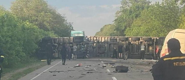 Фура «лягла» поперек траси Одеса-Рені: трьох людей ушпиталили внаслідок аварії