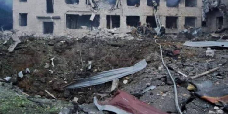 Окупанти випустили по Дніпру 20 безпілотників і 16 ракет: постраждали вісім людей, пошкоджена будівля ДСНС і житлові будинки