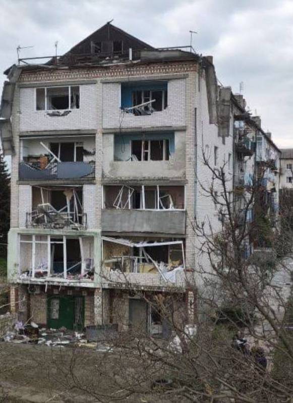 Окупанти випустили по Дніпру 20 безпілотників і 16 ракет: постраждали вісім людей, пошкоджена будівля ДСНС і житлові будинки