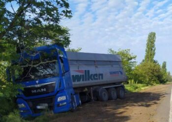 Траса «Одеса-Рені» знову відзначилась: легковик врізався у фуру: загинула пасажирка