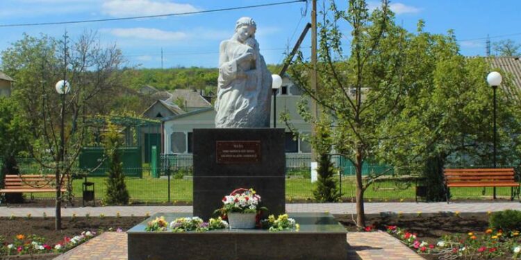 В Одеській області з’явилися пам’ятник та сквер, присвячені матері