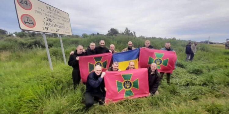 16 місяців пекла: прикордонник з Одеської області, який потрапив у полон на Зміїному, повернувся додому у свій день народження