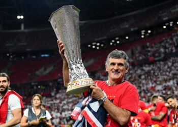 Официально. «Севилья» продлила контракт с тренером Мендилибаром (7 июня 2023 г.) — Новости футбола