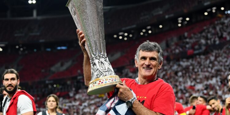 Официально. «Севилья» продлила контракт с тренером Мендилибаром (7 июня 2023 г.) — Новости футбола