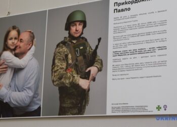 У будівлі Кабміну відкрили виставку, присвячену родинам прикордонників