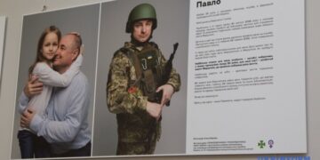 У будівлі Кабміну відкрили виставку, присвячену родинам прикордонників