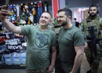 Зеленський поспілкувався з військовими на заправці в Донецькій області