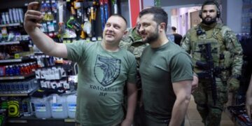 Зеленський поспілкувався з військовими на заправці в Донецькій області