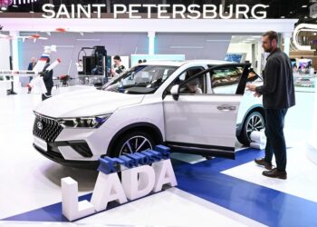 АВТОВАЗ провёл публичный показ кроссовера Lada X-Cross 5 — АВТО НОВОСТИ
