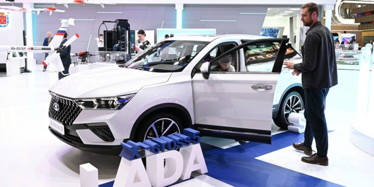 АВТОВАЗ провёл публичный показ кроссовера Lada X-Cross 5 — АВТО НОВОСТИ