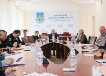 Скандал: женщина прокурора из Ровно избила соседского ребенка