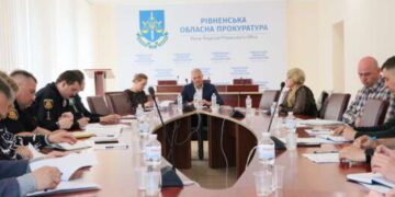 Скандал: женщина прокурора из Ровно избила соседского ребенка